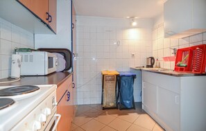 Réfrigérateur, four à micro-ondes, surface de cuisson, lave-vaisselle
