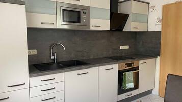 Kühlschrank, Mikrowelle, Ofen, Geschirrspüler