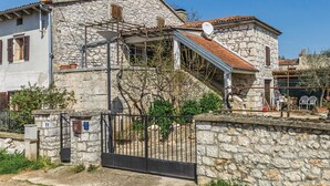 A stone building with a tiled roof, a satellite dish, and a gate. - Amazing apartment in Vrsar with WiFi (Vrsar)