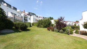 A residential area with modern buildings, a grassy lawn, and a pathway. - Whg.14, 2nd floor, 2-room, Zinnowitz - Residence Bellevue Fewos Arts - Fewo.cc (Zinnowitz)