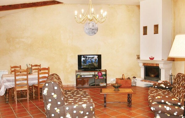 Fireplace, DVD player