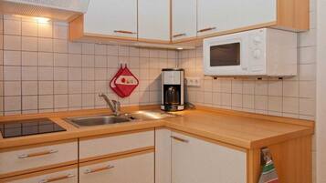 Kühlschrank, Mikrowelle, Wasserkocher mit Kaffee-/Teezubehör