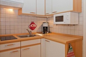 Kühlschrank, Mikrowelle, Wasserkocher mit Kaffee-/Teezubehör