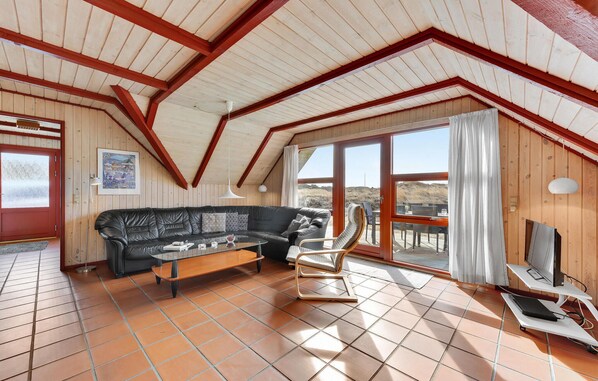 Fernseher, Kamin, DVD-Player