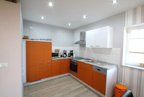 Kühlschrank, Mikrowelle, Ofen, Geschirrspüler