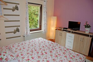 1 bedroom, travel crib, WiFi, bed sheets