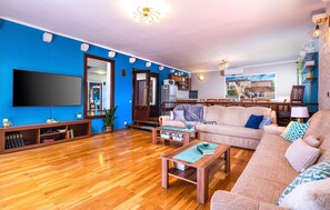 Fernseher, DVD-Player, Tischtennisplatte