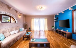 Fernseher, DVD-Player, Tischtennisplatte