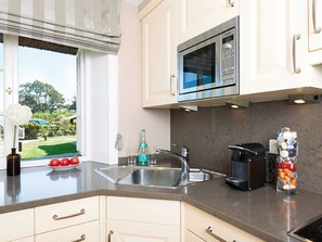 Køleskab, ovn, opvaskemaskine, kaffe-/temaskine