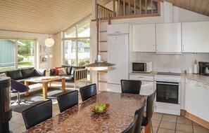 Fridge, stovetop, dishwasher, coffee/tea maker - 4 bedroom cozy home in Nørre Nebel (Nørre Nebel)