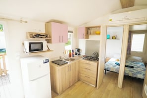 Mobile Premium-Unterkunft, 3 Schlafzimmer, Terrasse | Eigene Küche | Großer Kühlschrank, Mikrowelle, Herdplatte