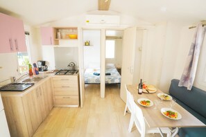 Premium Mobile Home, 3 Bedrooms, Terrace | Private kitchen | Full-size fridge, microwave, stovetop, cookware/dishes/utensils - Happy Camp in Camping Laguna Village (Caorle)