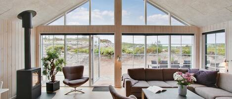 Télévision, cheminée, lecteur de DVD, baby-foot