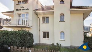 A two-story building named Villa Maria-Gabriele with a balcony on the upper floor. - Villa Maria - Gabriele Whg. 13 - Maria 13 (Loddin)