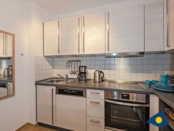 Køleskab, ovn, opvaskemaskine, kaffe-/temaskine