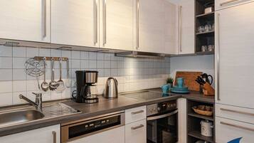 Kühlschrank, Ofen, Geschirrspüler, Wasserkocher mit Kaffee-/Teezubehör