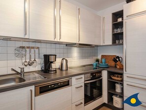 Kühlschrank, Ofen, Geschirrspüler, Wasserkocher mit Kaffee-/Teezubehör