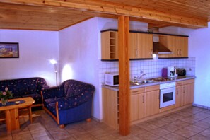 Frigorífico, horno y trona infantil