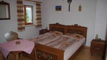 2 slaapkamers, reisbedje, beddengoed