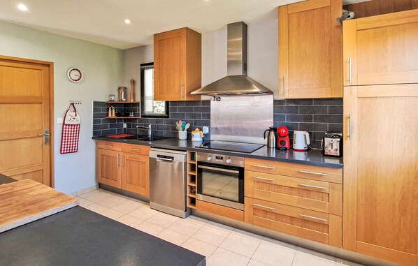 Réfrigérateur, plaque de cuisson, lave-vaisselle, cafetière/bouilloire