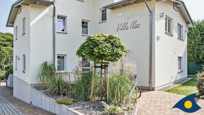 Un immeuble de deux étages sur lequel on peut lire l’inscription « Villa Ilse ».