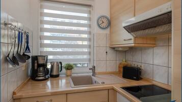 Fridge, microwave, oven, coffee/tea maker