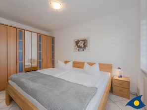 1 bedroom, bed sheets