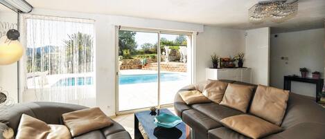 Eldstad och ett bordtennisbord