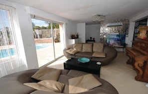 Televisión, chimenea y tenis de mesa 