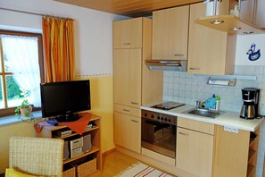 Kühlschrank, Ofen, Wasserkocher mit Kaffee-/Teezubehör, Wasserkocher