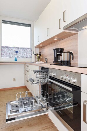 Kühlschrank, Mikrowelle, Ofen, Geschirrspüler