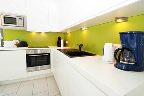 Kühlschrank, Mikrowelle, Ofen, Geschirrspüler