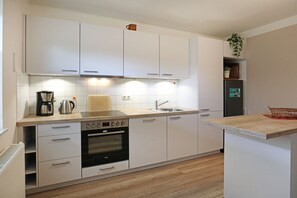 Kühlschrank, Geschirrspüler, Wasserkocher mit Kaffee-/Teezubehör