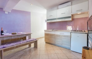 Geladeira, cooktop, cafeteira/chaleira