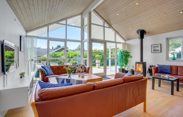 Fernseher, Kamin, DVD-Player, Tischfußball