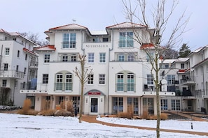 A multi-story hotel with a central entrance labeled 'MEERESBLICK.' - Haus Meeresblick FeWo Albatros A 2.33 Ref. 243476 - FeWo Albatros A 2.33 Ref. (Baabe)