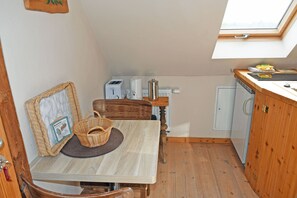 Refrigerador, cafetera y tetera, tetera eléctrica y tostadora 