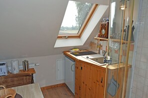 Refrigerador, cafetera y tetera, tetera eléctrica y tostadora 