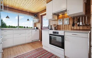 Fridge, stovetop, dishwasher, coffee/tea maker - 3 bedroom nice home in Sydals (Sydals)