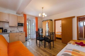 1 bedroom, WiFi - Holiday apartment with pool in a quiet location (Crikvenica)