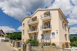 Exterior - Holiday apartment with pool in a quiet location (Crikvenica)