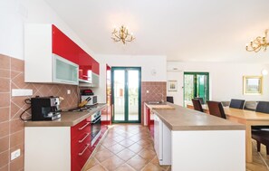 Réfrigérateur, surface de cuisson, lave-vaisselle, cafetière-théière