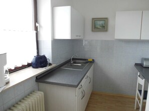 Kühlschrank, Mikrowelle, Ofen, Wasserkocher mit Kaffee-/Teezubehör