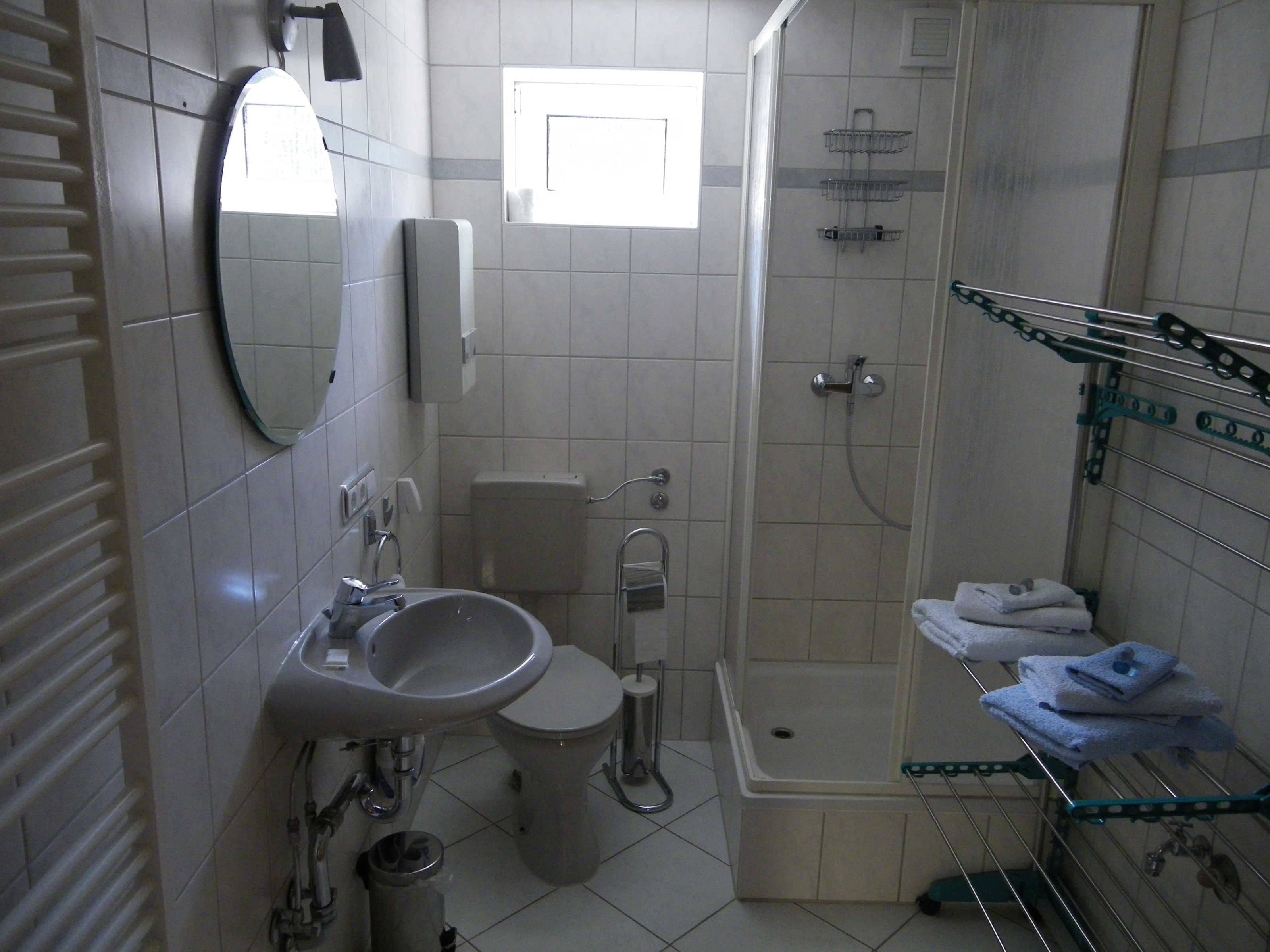 Ducha, secador de pelo y toallas