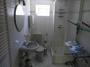 Douche, séchoir à cheveux, serviettes fournies