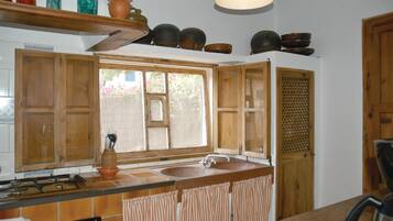 Fridge, stovetop, coffee/tea maker