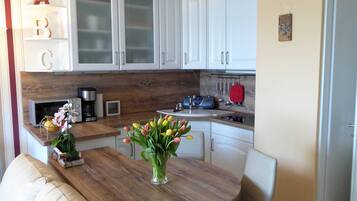 Jääkaappi, mikroaaltouuni, astianpesukone, kahvin-/teenkeitin