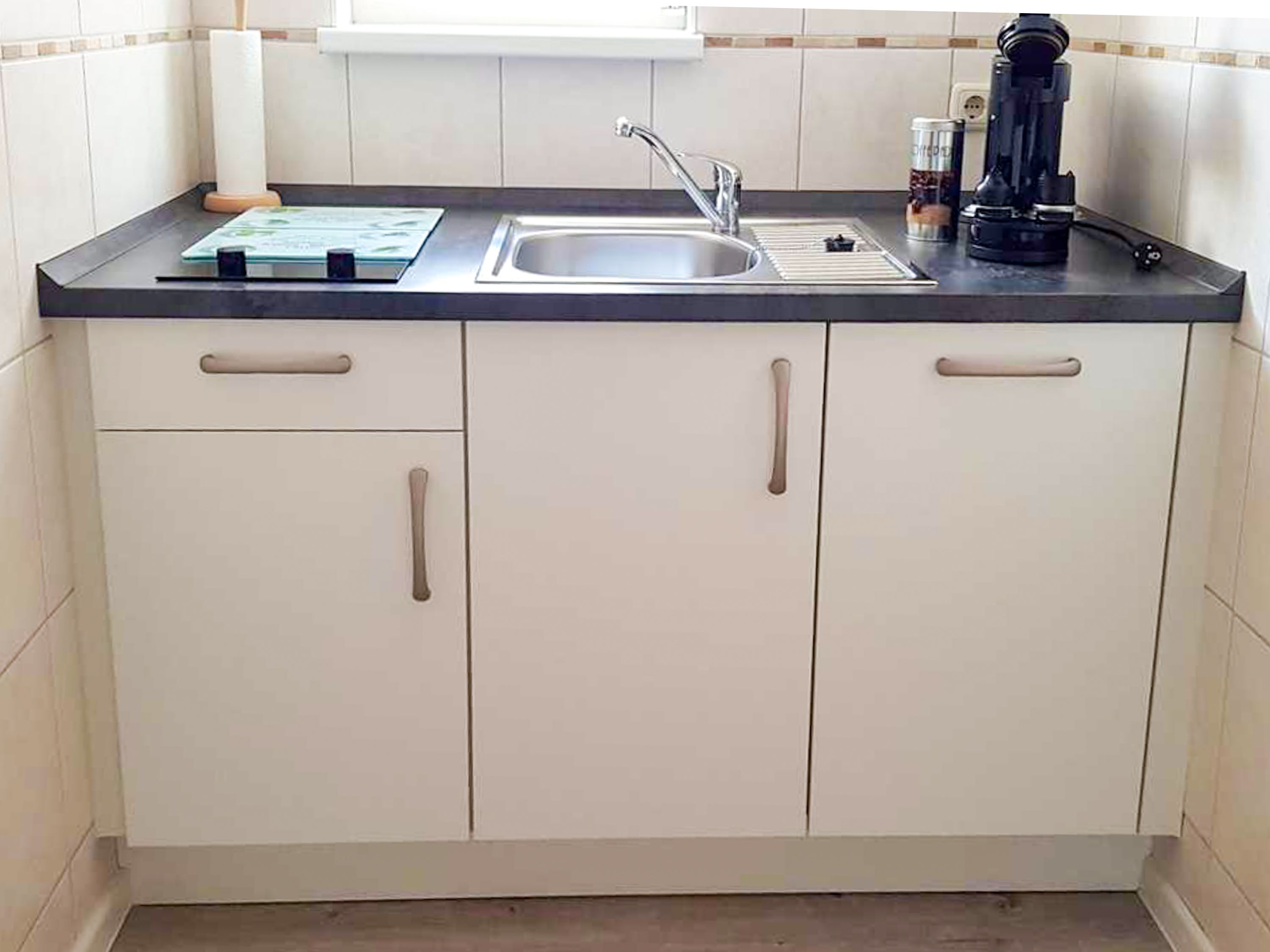 Kühlschrank, Geschirrspüler, Wasserkocher mit Kaffee-/Teezubehör