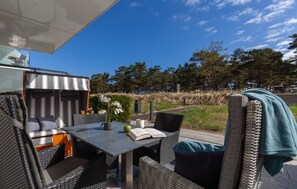 Outdoor dining - Beach front apartment in Binz with WiFi (Prora/Rügen)