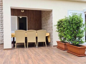 Outdoor dining - Holiday apartment with garden terrace near the beach Špadići Poreč (Poreč)